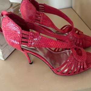 🔥🔥🔥WHBM beautiful high heels with zipper on the back new 7.5 great for holidays